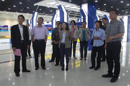 泰国农业局副局长Dr. Manthana Milne携泰国考察团一行来威廉希尔williamhill参观考察