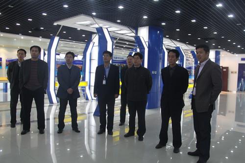 青岛市安监局领导来威廉希尔williamhill指导工作